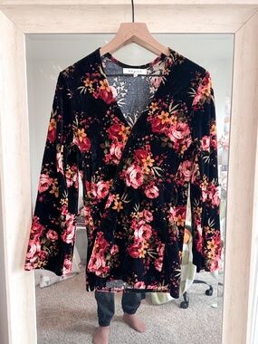 HDYWT Size XS Black Floral Velvet Bell Sleeve Wrap Top